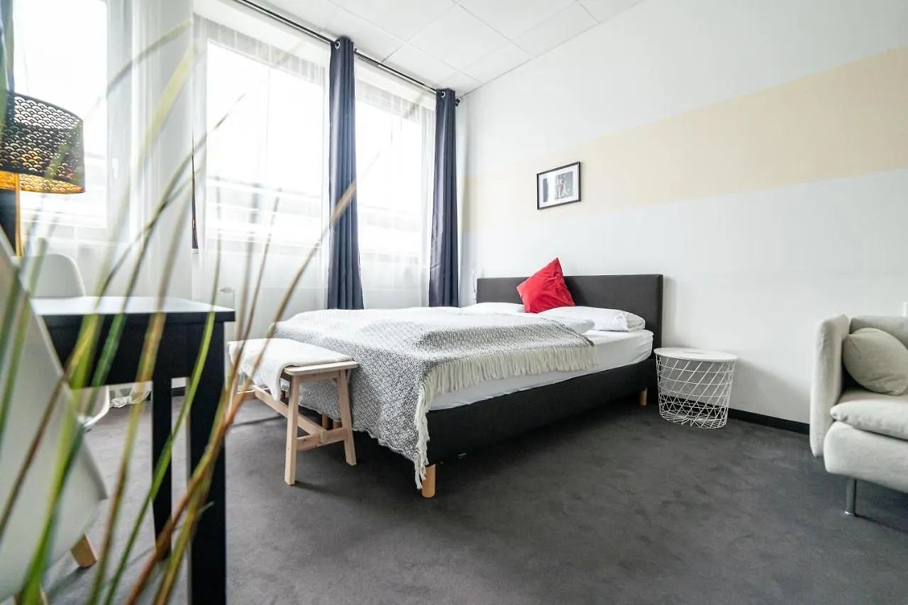 Full House Hostel Nurnberg - Shared Bath & Kitchen